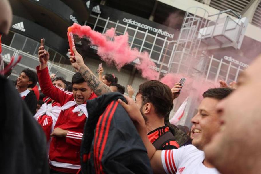 Fan del River Plate in attesa dei giocatori EPA